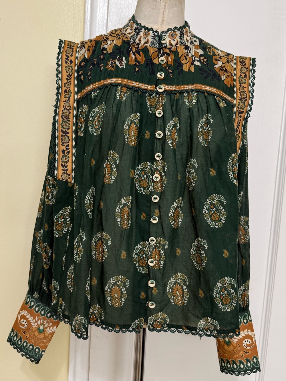 FARM RIO
Green Tayla Lace Buttoned Puff Sleeve Blouse - Picture 11 of 16